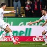 Nachdem die erste Halbzeit in Köln noch torlos verlief, wurden die zweiten 45 Minuten turbulent und unterhaltsam. Dejan Ljubicic (55., hier beim Jubeln mit Salih Özcan), Mark Uth (77.), Ondrej Duda (78.) und Sebastian Andersson (90.+3) schossen den FC zum klaren Prestige-Erfolg im Rheinischen Derby gegen die Gladbacher, die durch Jonas Hofmann (74.) nur zum zwischenzeitlichen Ausgleich gekommen waren. Das auch, weil Zakaria und Plea nur den Pfosten trafen, Plea einmal nur knapp aus dem Abseits traf und Florian Neuhaus mit einem dicken Bock Mark Uth das 2:1 für den FC auflegte.