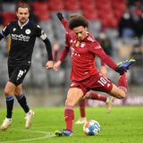 Der FC Bayern München reist als Tabellenführer zum Liga-Gipfel bei Borussia Dortmund. Durch das 1:0 (0:0) gegen Arminia Bielefeld schoben sich die Münchner am Abend in der Fußball-Bundesliga wieder am BVB vorbei auf Platz eins. Die Dortmunder hatten am Nachmittag kurzzeitig Rang eins übernommen. Zwei Tage nach der turbulenten Jahreshauptversammlung nutzte der deutsche Meister erst spät durch einen feinen Schlenzer von Leroy Sané (71., im Bild) eine seiner zahlreichen Möglichkeiten. Mit 31 Punkten liegen die Münchner vor dem Duell am kommenden Samstag nun einen Zähler vor dem BVB.