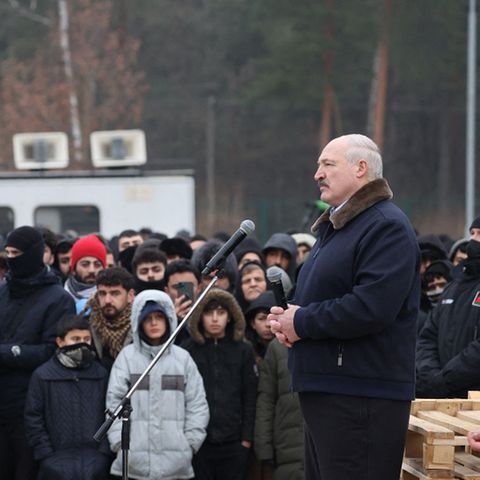 Belarus: Alexander Lukaschenko besucht ein Zentrum für Migranten