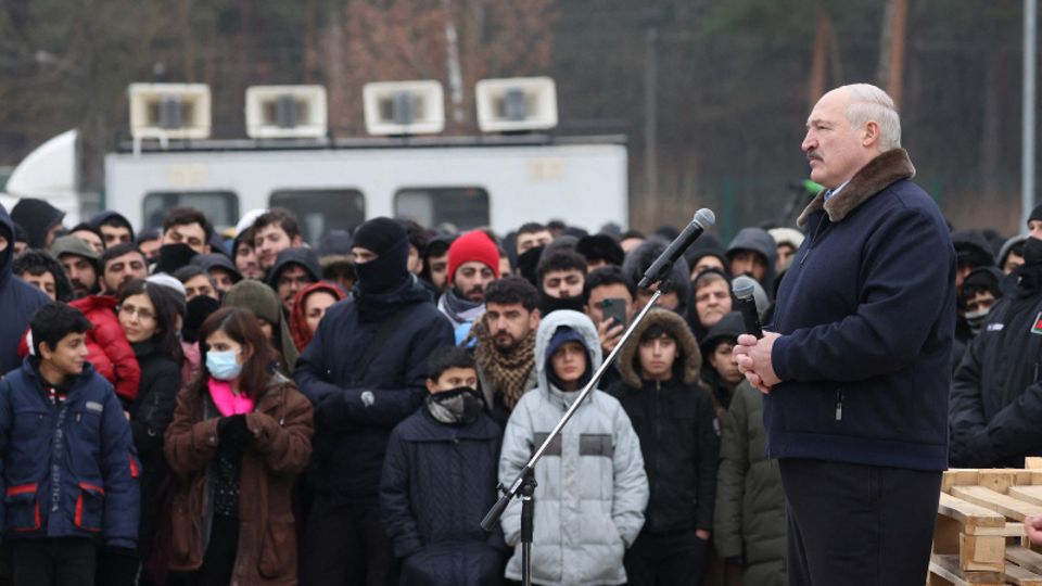 Belarus: Alexander Lukaschenko besucht ein Zentrum für Migranten