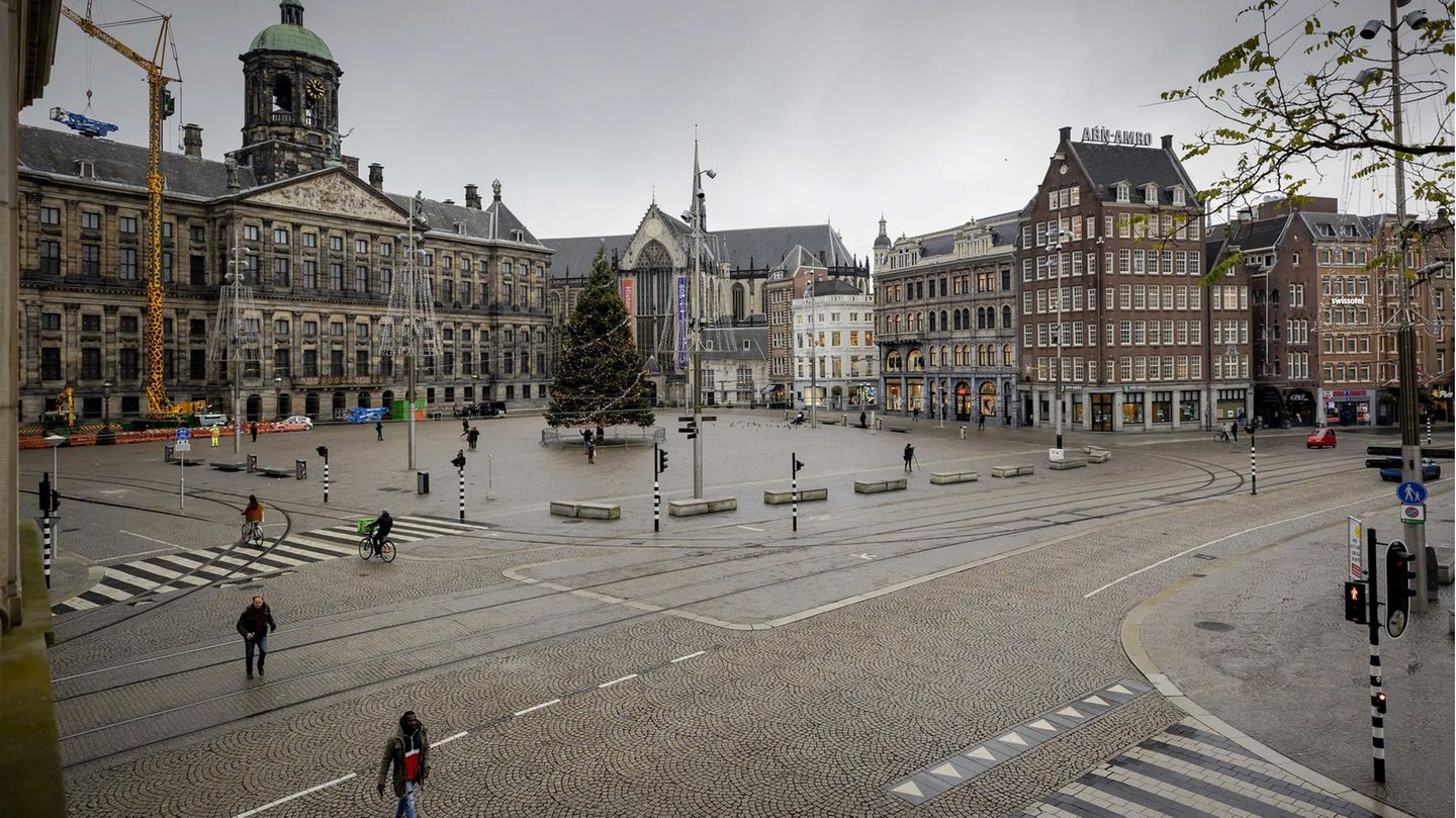 Niederlande Niederlande, Amsterdam: Blick über den fast menschenleeren Dam-Platz