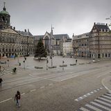 Niederlande, Amsterdam: Blick über den fast menschenleeren Dam-Platz
