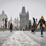 Tschechien, Prag: Passanten gehen über die verschneite Karlsbrücke