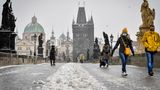 Tschechien, Prag: Passanten gehen über die verschneite Karlsbrücke