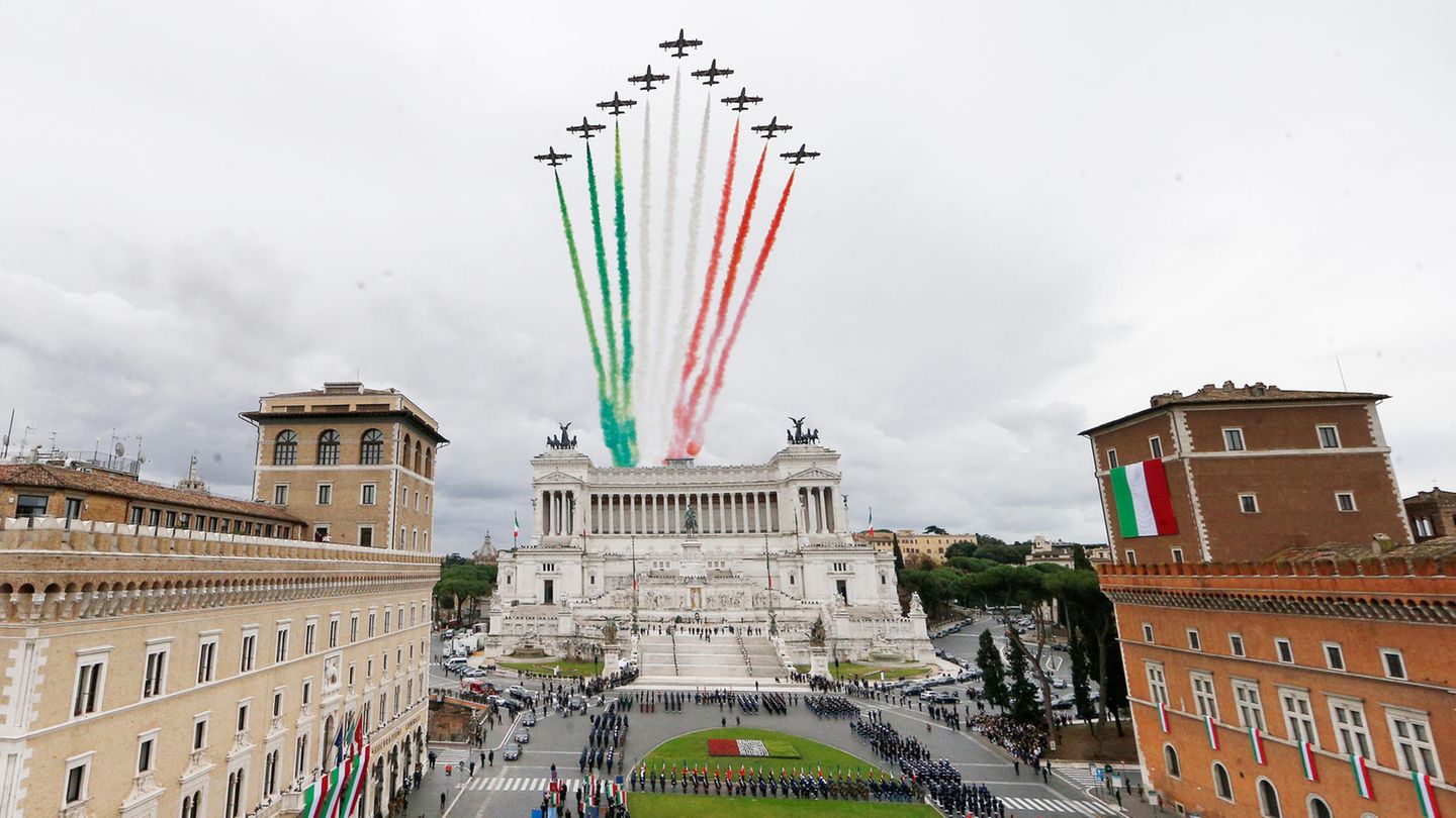 Italien, Rom: die Frecce Tricolori, eine Kunstflugstaffel der italienischen Luftwaffe