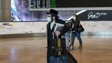 Israel, Tel Aviv: Reisende kommen am internationalen Flughafen Ben Gurion an