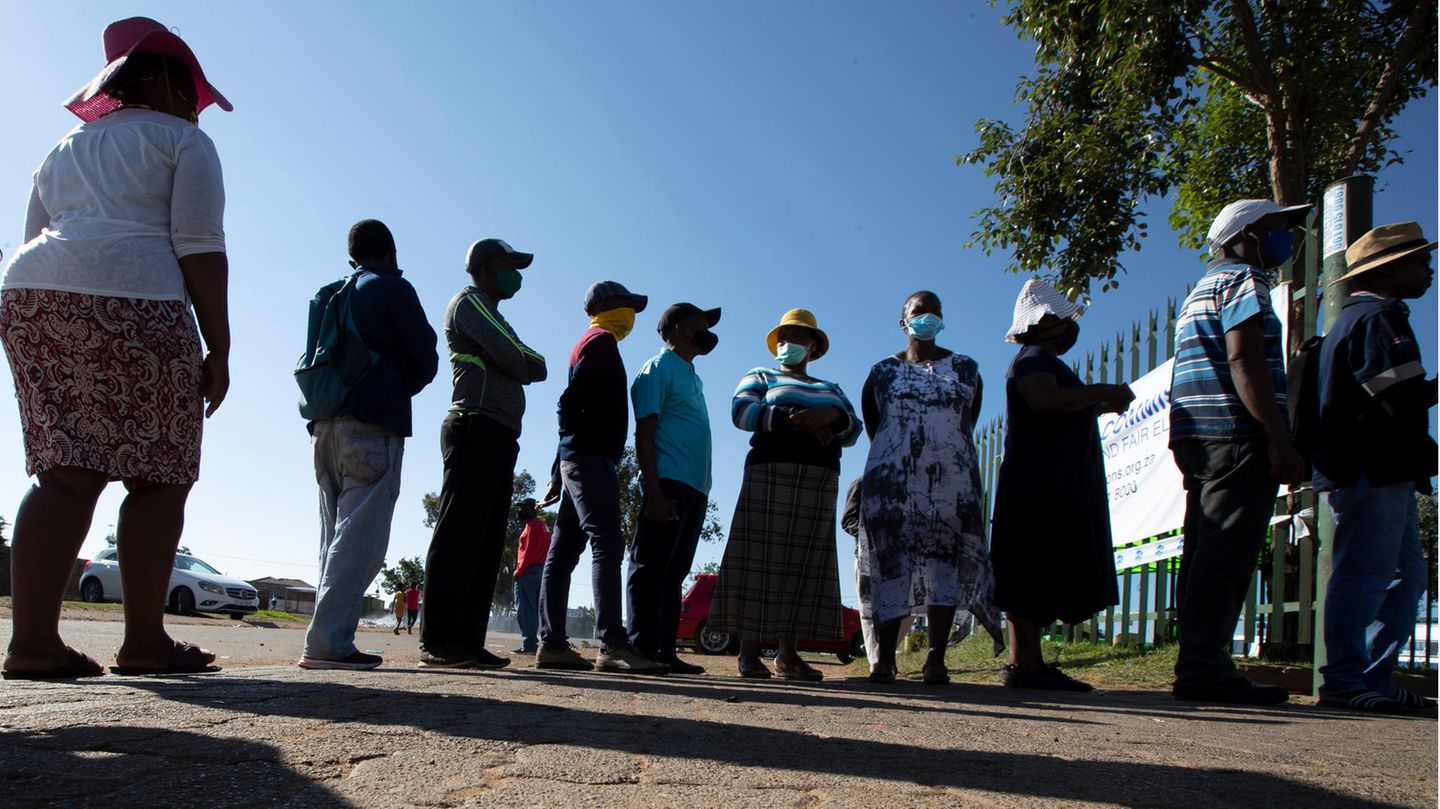 Südafrika Südafrika, Johannesburg: Personen stehen Schlange