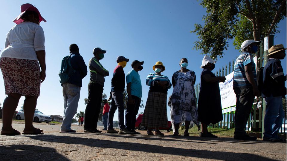 South Africa, Johannesburg: People standing in line