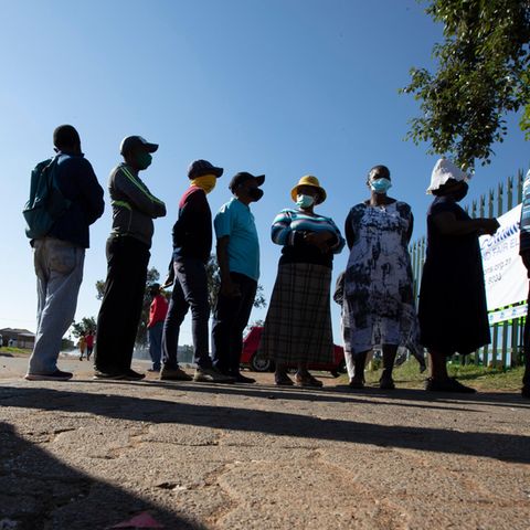 Südafrika, Johannesburg: Personen stehen Schlange