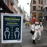 Dänemark, Kopenhagen: "Abstand halten" steht auf einem Schild