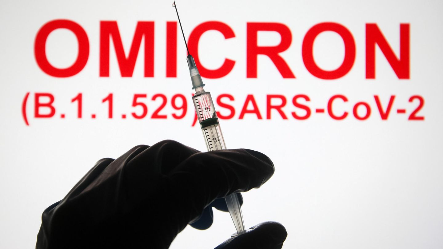 Schatten-Impfspritze vor der roten Beschriftung Omicron (B.1.1.529) Sars-CoV-2
