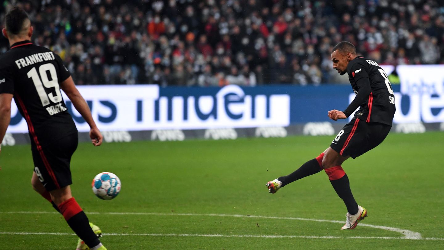 Eintracht Frankfurt - Union Berlin 1:1 (1:0) Die Frankfurter Eintracht hat beim 2:1 (1:0) über den 1. FC Union Berlin in letzter Sekunde den ersten Heimsieg der Saison gefeiert. Nach der 1:0-Führung der Frankfurter durch das erste Saisontor von Djibril Sow (22., im Bild) und weiteren klaren Chancen kamen die Berliner durch einen von Max Kruse verwandelten Foulelfmeter (62.) zum glücklichen Ausgleich. Den Siegtreffer erzielte Evan Ndicka in der fünften Minute der Nachspielzeit. Es war schon der fünfte Last-Minute-Sieg der Hessen in den vergangenen sechs Spielen.