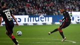 Die Frankfurter Eintracht hat beim 2:1 (1:0) über den 1. FC Union Berlin in letzter Sekunde den ersten Heimsieg der Saison gefeiert. Nach der 1:0-Führung der Frankfurter durch das erste Saisontor von Djibril Sow (22., im Bild) und weiteren klaren Chancen kamen die Berliner durch einen von Max Kruse verwandelten Foulelfmeter (62.) zum glücklichen Ausgleich. Den Siegtreffer erzielte Evan Ndicka in der fünften Minute der Nachspielzeit. Es war schon der fünfte Last-Minute-Sieg der Hessen in den vergangenen sechs Spielen.