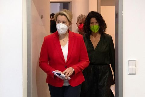 Die designierte Berliner Bürgermeisterin Franziska Giffey (SPD), Bettina Jarasch (Grüne) und Katina Schubert (Linke)