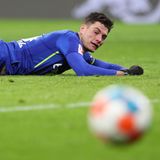 Kein Grund für Patrick Schick so verzweifelt zu schauen. Zwar verpasst der tschechische Stürmer in dieser Szene den Ball, doch sein Team sprang durch ein überzeugendes Auswärtsspiel auf Platz 3. Am Sonntag gewann Bayer Leverkusen das Geisterspiel in der Fußball-Bundesliga bei RB Leipzig mit 3:1 (2:0). Vier Tage nach dem 5:0 beim FC Brügge war der von Co-Trainer Achim Beierlorzer betreute Vizemeister aus Sachsen nicht wiederzuerkennen und lag schon zur Halbzeit durch Tore von Florian Wirtz (21. Minute) und Moussa Diaby (34.) zurück. Nach dem Anschlusstreffer durch André Silva (62.) stellte Jeremie Frimpong umgehend den alten Abstand wieder her (64.). RB-Stürmer Dominik Szoboszlai schoß nach 87 Minuten einen Handelfmeter an den Pfosten.