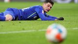 Kein Grund für Patrick Schick so verzweifelt zu schauen. Zwar verpasst der tschechische Stürmer in dieser Szene den Ball, doch sein Team sprang durch ein überzeugendes Auswärtsspiel auf Platz 3. Am Sonntag gewann Bayer Leverkusen das Geisterspiel in der Fußball-Bundesliga bei RB Leipzig mit 3:1 (2:0). Vier Tage nach dem 5:0 beim FC Brügge war der von Co-Trainer Achim Beierlorzer betreute Vizemeister aus Sachsen nicht wiederzuerkennen und lag schon zur Halbzeit durch Tore von Florian Wirtz (21. Minute) und Moussa Diaby (34.) zurück. Nach dem Anschlusstreffer durch André Silva (62.) stellte Jeremie Frimpong umgehend den alten Abstand wieder her (64.). RB-Stürmer Dominik Szoboszlai schoß nach 87 Minuten einen Handelfmeter an den Pfosten.