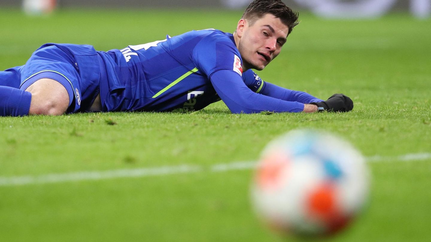 RB Leipzig - Bayer Leverkusen 1:3 (0:2) Kein Grund für Patrick Schick so verzweifelt zu schauen. Zwar verpasst der tschechische Stürmer in dieser Szene den Ball, doch sein Team sprang durch ein überzeugendes Auswärtsspiel auf Platz 3. Am Sonntag gewann Bayer Leverkusen das Geisterspiel in der Fußball-Bundesliga bei RB Leipzig mit 3:1 (2:0). Vier Tage nach dem 5:0 beim FC Brügge war der von Co-Trainer Achim Beierlorzer betreute Vizemeister aus Sachsen nicht wiederzuerkennen und lag schon zur Halbzeit durch Tore von Florian Wirtz (21. Minute) und Moussa Diaby (34.) zurück. Nach dem Anschlusstreffer durch André Silva (62.) stellte Jeremie Frimpong umgehend den alten Abstand wieder her (64.). RB-Stürmer Dominik Szoboszlai schoß nach 87 Minuten einen Handelfmeter an den Pfosten.