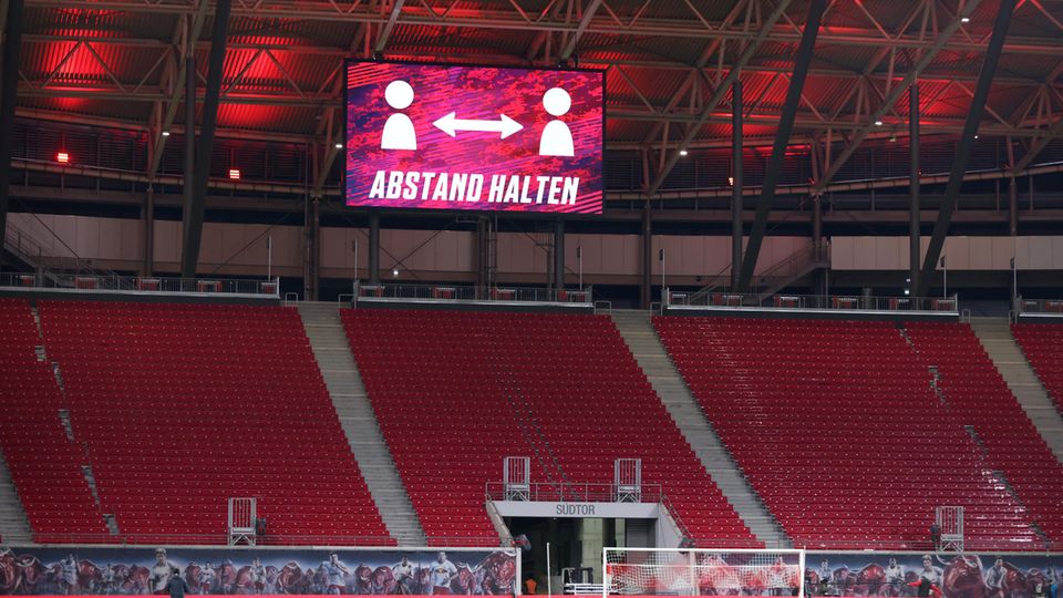 Abstand halten - Anzeigetafel im Leipziger Stadion Abstand halten - Anzeigetafel im Leipziger Stadion
