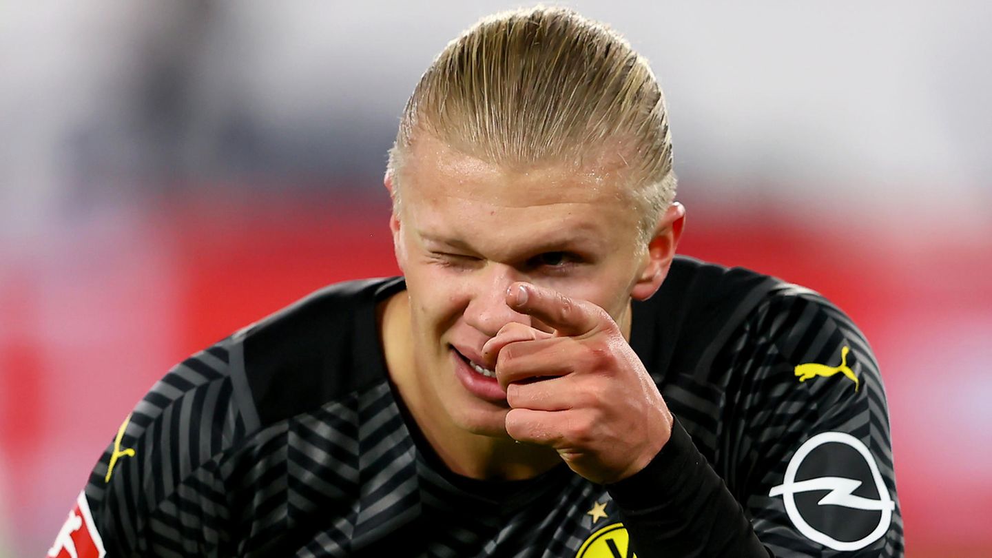 Erling Haaland zeigt bei Torjubel mit dem Finger auf ein imaginäres Ziel