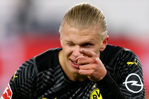Erling Haaland zeigt bei Torjubel mit dem Finger auf ein imaginäres Ziel