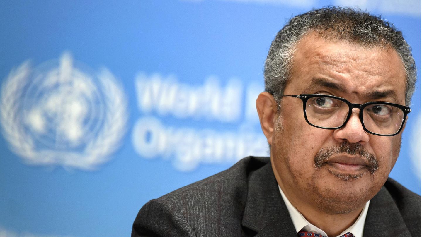 Die WHO um Generaldirektor Tedros Adhanom Ghebreyesus sieht ein hohes Risiko in der Omikron-Variante des Coronavirus,