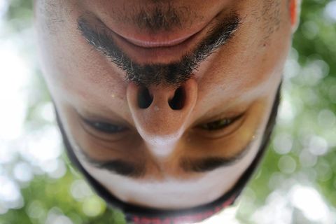 Ein Männergesicht von unten mit direkten Blick in die Nasenlöcher
