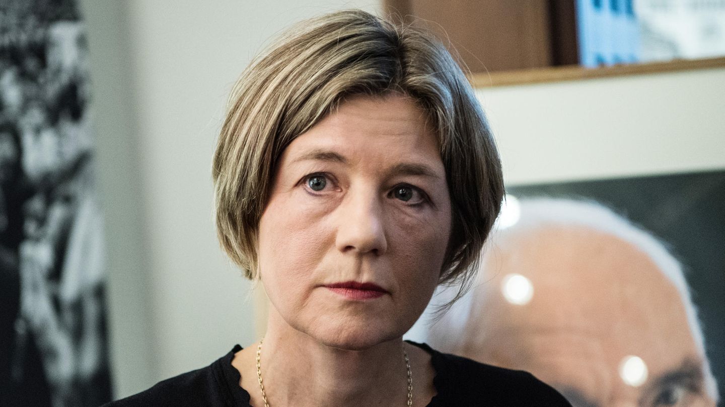 Maike Kohl vor einem Porträt ihres verstorbenen Mannes Helmut Kohl