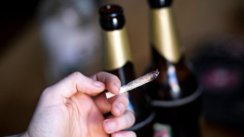 Cannabis-Legalisierung: Ist kiffen schlimmer als Alkohol?