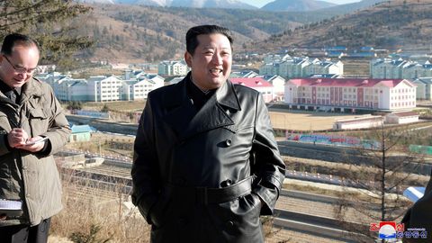 Der nordkoreanische Führer Kim Jong Un trägt einen Ledermantel