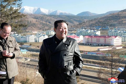 Der nordkoreanische Führer Kim Jong Un trägt einen Ledermantel