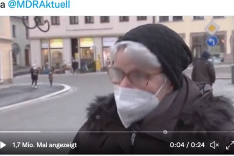 Eine Frau aus dem Erzgebirge gibt ein Interview