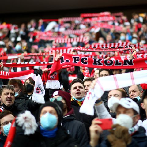 Fans des 1. FC Köln im Rheinenergiestadion beim Derby gegen Borussia Mönchengladbach