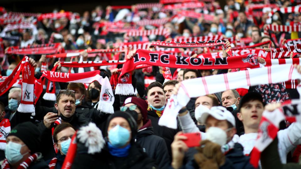 Fans des 1. FC Köln im Rheinenergiestadion beim Derby gegen Borussia Mönchengladbach