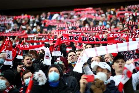 Fans des 1. FC Köln im Rheinenergiestadion beim Derby gegen Borussia Mönchengladbach