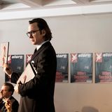 Heidemanns eigene Faszination mit Adolf Hitler, so deutet es die Serie an, machte ihn besonders empfänglich für die angeblichen Tagebücher, in denen Hitler Banalitäten aus dem Alltag beschrieb. Auch der echte Heidemann besaß übrigens wie in der Serie dargestellt die Yacht von Hermann Göring und war mit dessen Tochter liiert.