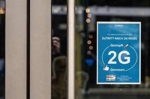 Ein Schild "2G" ist am Eingang zum Kino "Cineplex" zu sehen.