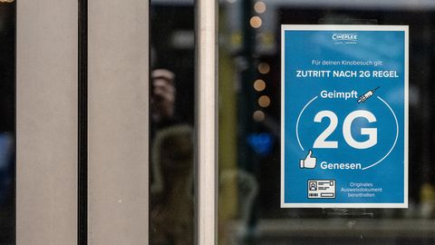 Ein Schild "2G" ist am Eingang zum Kino "Cineplex" zu sehen.