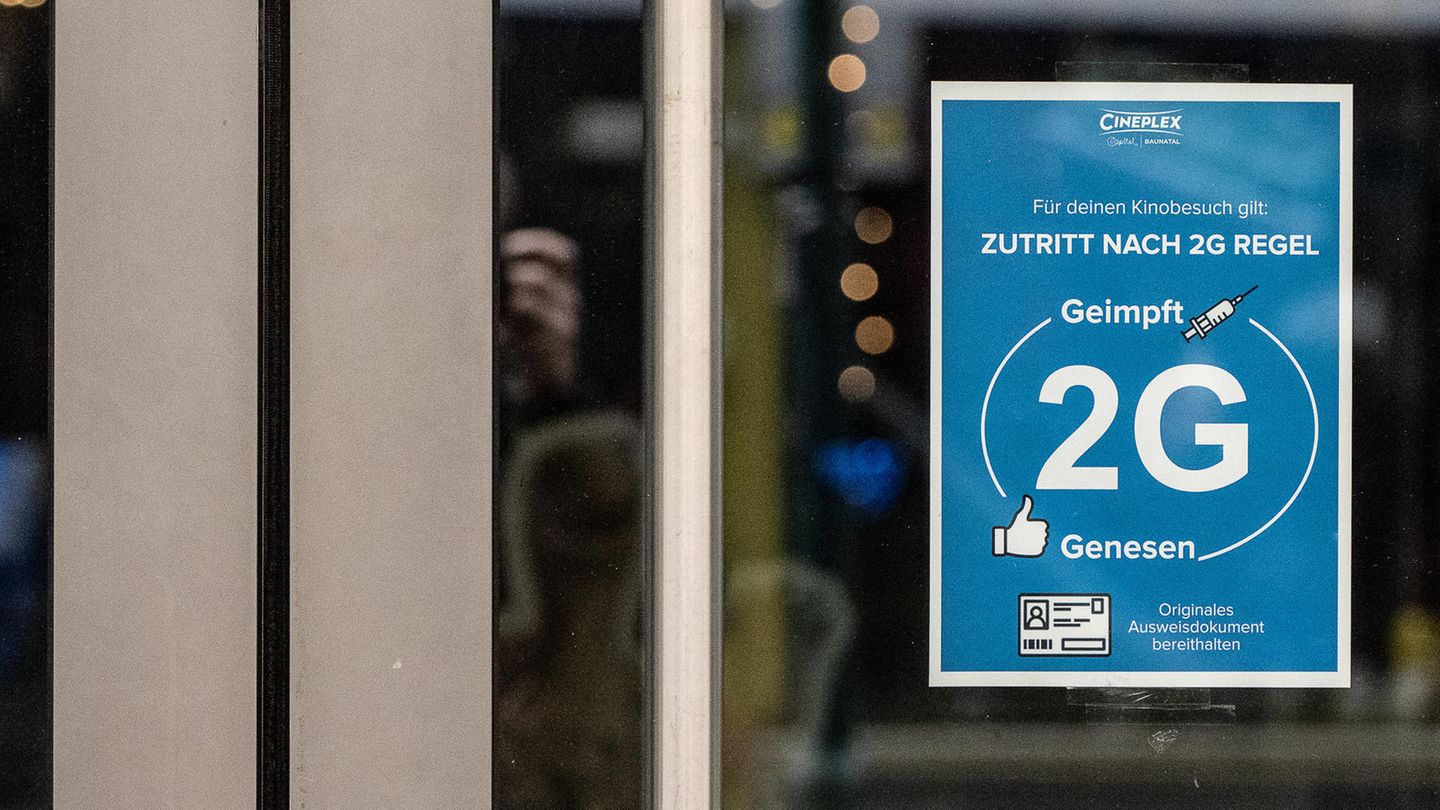 Ein Schild "2G" ist am Eingang zum Kino "Cineplex" zu sehen.