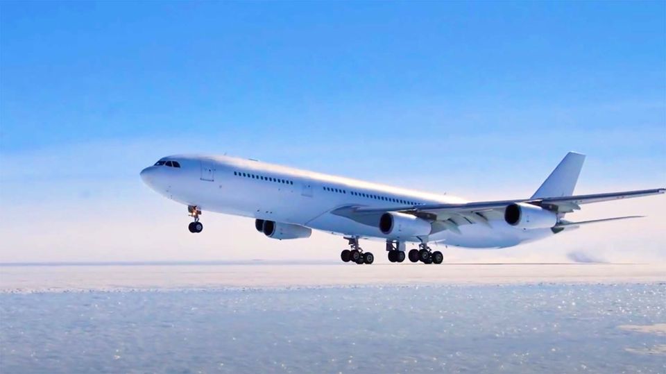 Historischer Flugmoment: Schneepiste anstatt Tower: Airbus A340 landet erstmals in der Antarktis Historischer Flugmoment: Schneepiste anstatt Tower: Airbus A340 landet erstmals in der Antarktis