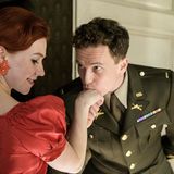 Bei dem Besuch lernt der junge GI Bill Meadow (Artjom Gilz) die Bürgermeistertochter Erika Strumm (Franziska Brandmeier) kennen - und macht ihr den Hof. Erika fühlt sich geschmeichelt – und sieht die Chance, der Enge der Provinz zu entfliehen.