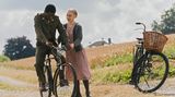 Auch zwischen Marie (Elisa Schlott) und George (Reomy D. Mpeho) entstehen Gefühle. Leider wird diese Liebe nicht ganz kitschrei inszeniert. Fahrrad fahren als Moment der Unbeschwertheit und des jungen Glücks - eines von vielen Klischees in "Ein Hauch von Amerika".