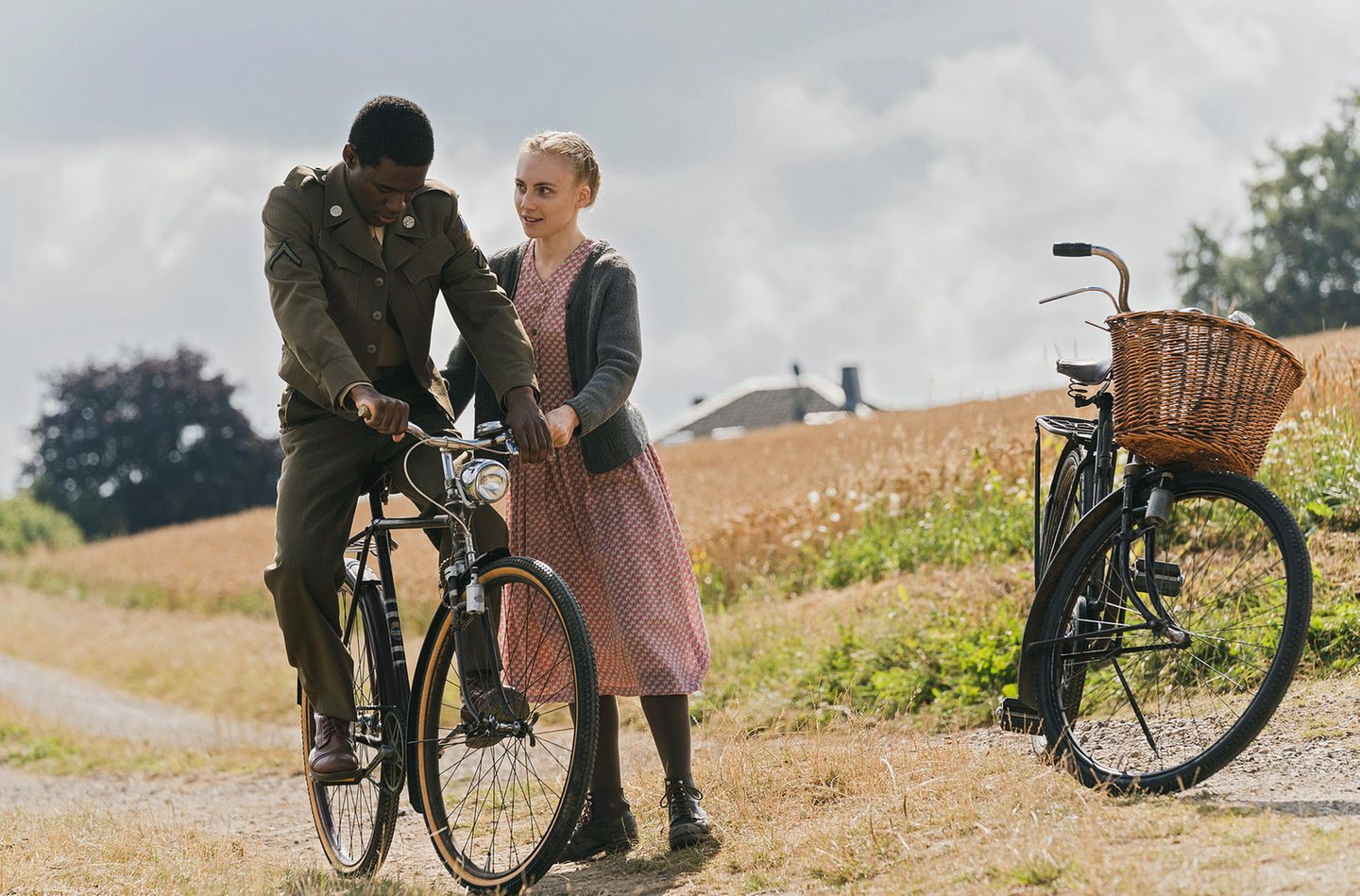 Auch zwischen Marie (Elisa Schlott) und George (Reomy D. Mpeho) entstehen Gefühle. Leider wird diese Liebe nicht ganz kitschrei inszeniert. Fahrrad fahren als Moment der Unbeschwertheit und des jungen Glücks - eines von vielen Klischees in "Ein Hauch von Amerika".