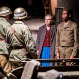 Als Schwarzer muss George von einigen seiner Kameraden Rassismus erleben. 