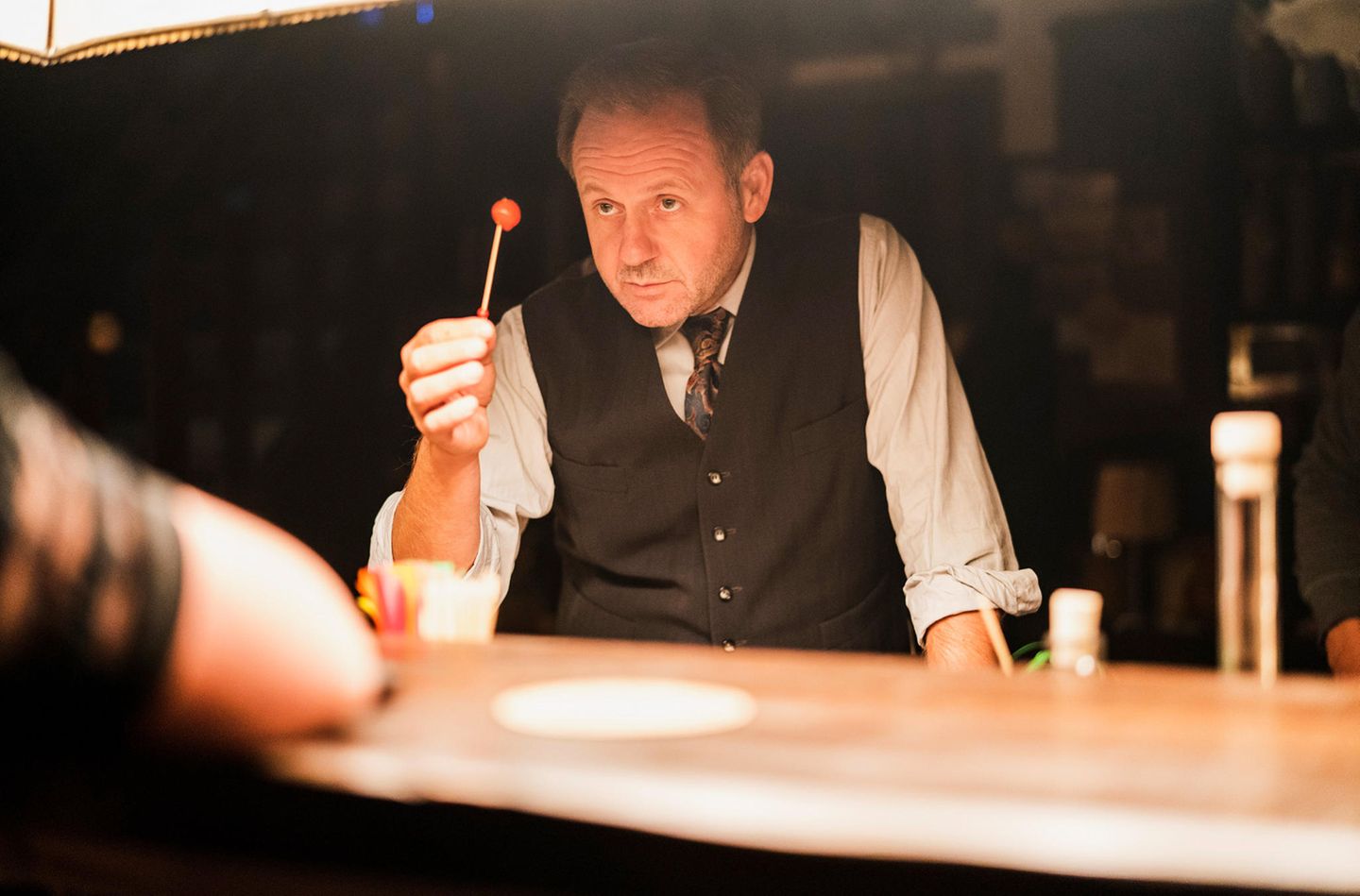 Schwiete (Samuel Finzi) hat die alte Dorfkneipe übernommen und daraus die Hawaii-Bar gemacht, in der die wilden Partys steigen - sehr zu Missfallen der Geistlichen.   "Ein Hauch von Amerika" wird am 1., 4. und 8. Dezember jeweils ab 20.15 Uhr in Doppelfolgen ausgestrahlt. Alle sechs Teile sind bereits jetzt in der ARD-Mediathek abrufbar
