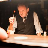 Schwiete (Samuel Finzi) hat die alte Dorfkneipe übernommen und daraus die Hawaii-Bar gemacht, in der die wilden Partys steigen - sehr zu Missfallen der Geistlichen.   "Ein Hauch von Amerika" wird am 1., 4. und 8. Dezember jeweils ab 20.15 Uhr in Doppelfolgen ausgestrahlt. Alle sechs Teile sind bereits jetzt in der ARD-Mediathek abrufbar