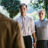 Auch das darf in einem Film über die Nachkriegszeit nicht fehlen: Gerade, als sich Marie neu verliebt hat, kehrt ihr Verlobter Siegfried (Jonas Nay) aus der Kriegsgefangenschaft zurück. Sie fühlt sich an ihr Eheversprechen gebunden – und so gibt sie George den Laufpass.