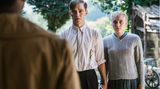 Auch das darf in einem Film über die Nachkriegszeit nicht fehlen: Gerade, als sich Marie neu verliebt hat, kehrt ihr Verlobter Siegfried (Jonas Nay) aus der Kriegsgefangenschaft zurück. Sie fühlt sich an ihr Eheversprechen gebunden – und so gibt sie George den Laufpass.