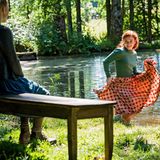 Die beiden Freundinnen könnten verschiedener nicht sein: Während Erika lebenslustig ist und es sie in die weite Welt zieht, fühlt sich die bodenständige Marie in Kaltenstein zuhause.