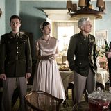 Die ARD-Serie "Ein Hauch von Amerika" spielt in der fiktiven pfälzischen Kleinstadt Kaltenstein. Mächtigster Mann im Ort ist der Bürgermeister Friedrich Strumm (Dietmar Bär). Als die Amerikaner sich in dem Ort niederlassen und eine Kaserne bauen, empfängt er den Colonel McCoy (Philippe Brenninkmeyer, 2.v.l.) und seine Frau Amy (Julia Koschitz, Mitte), um dafür zu sorgen, dass die Geschäfte auch weiterhin gut laufen.