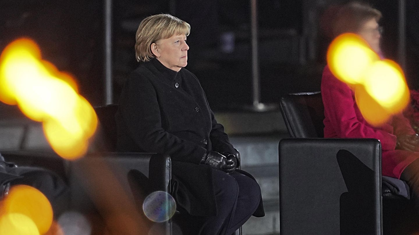 Bundeskanzlerin Angela Merkel (CDU, l.) sitzt bei ihrer Verabschiedung durch die Bundeswehr
